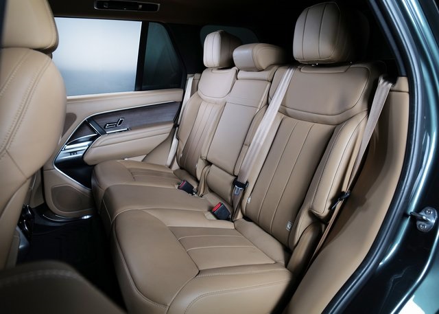 2023 Land Rover Range Rover SE photo 4