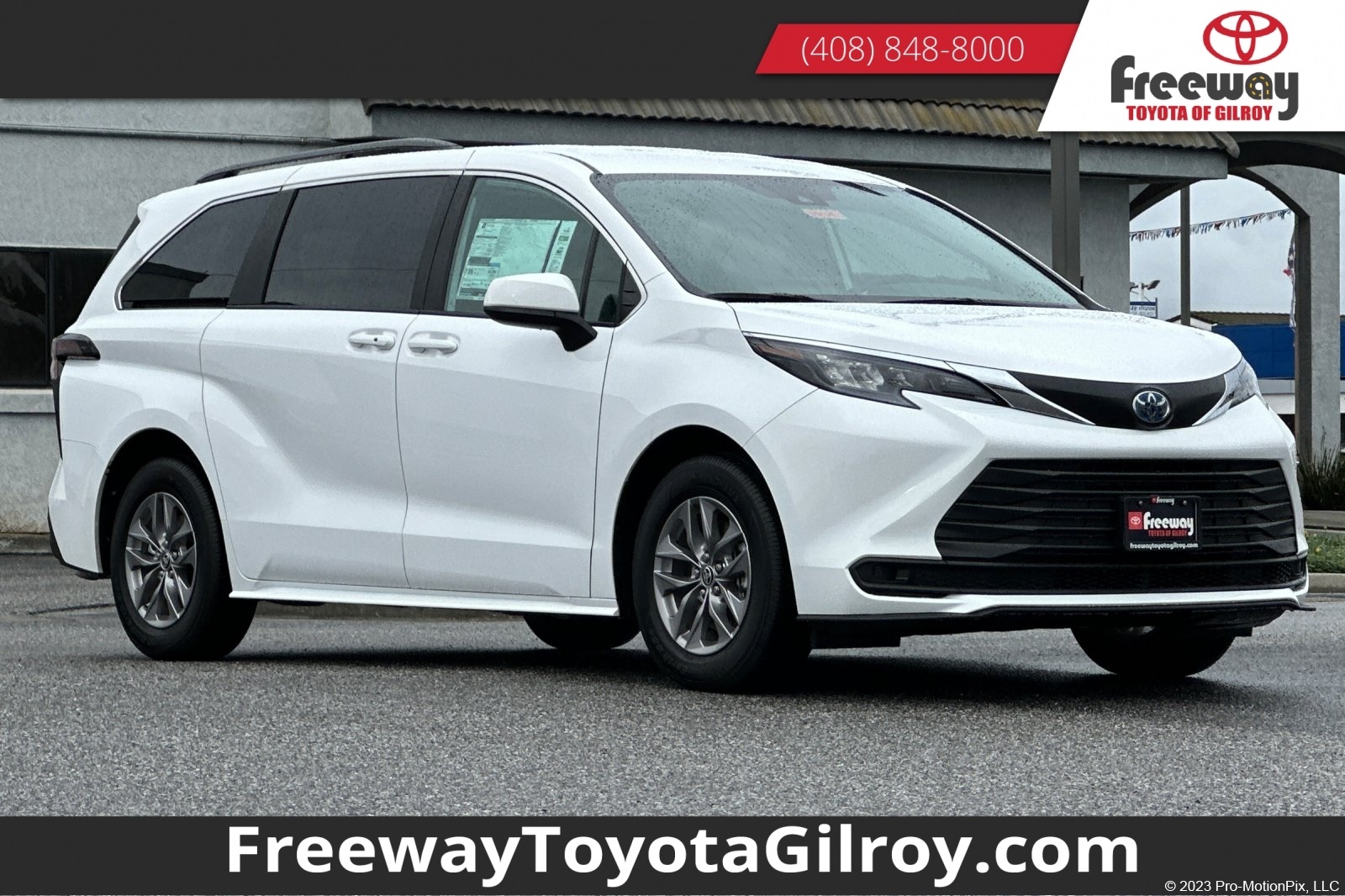 2025 Toyota Sienna LE's photo