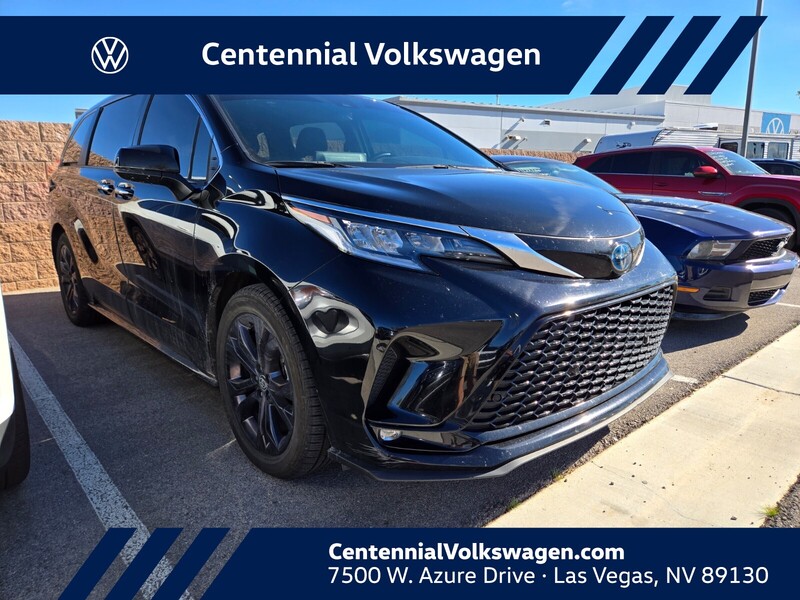 2022 Toyota Sienna XSE's photo