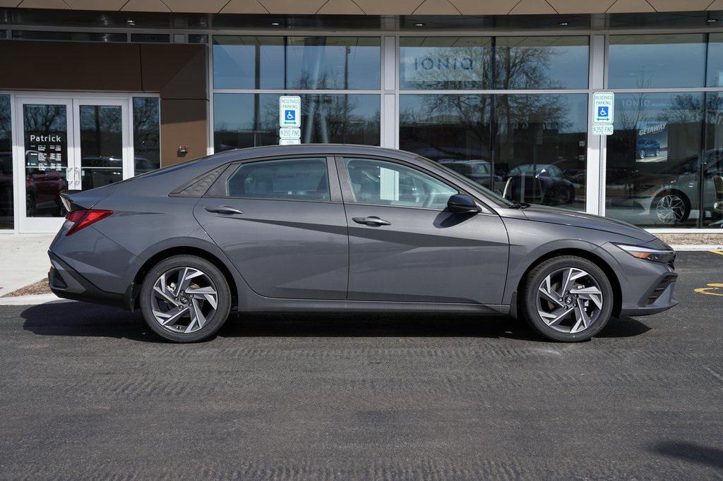 2025 Hyundai Elantra SEL Sport photo 3