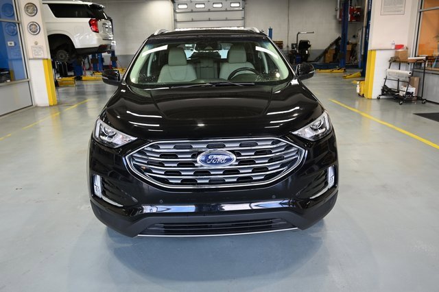 2020 Ford Edge Titanium photo 2