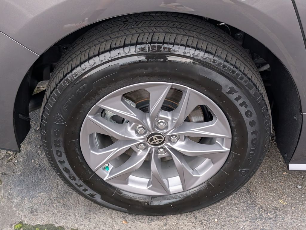 2024 Toyota Sienna XLE photo 23