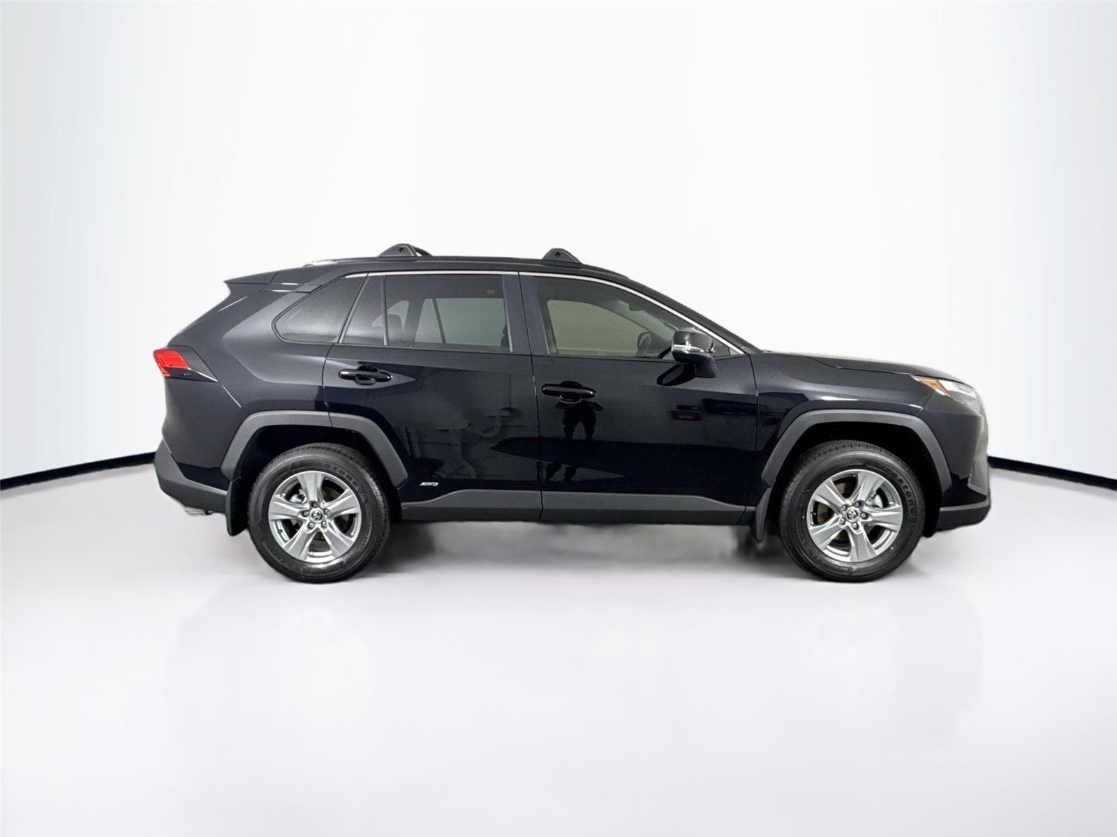 2025 Toyota RAV4 Hybrid XLE photo 5