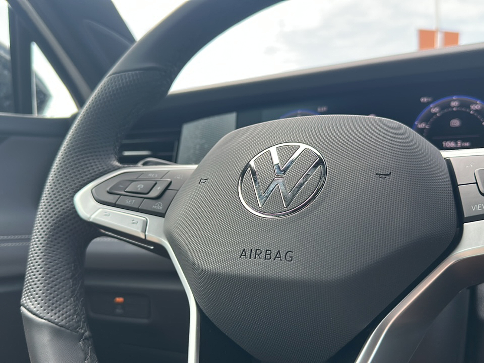 2025 Volkswagen Tiguan SE R-Line Black photo 9