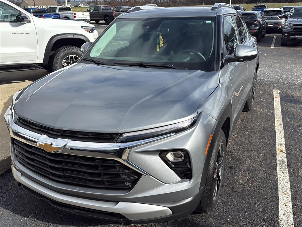 2024 Chevrolet Trailblazer LT photo 2