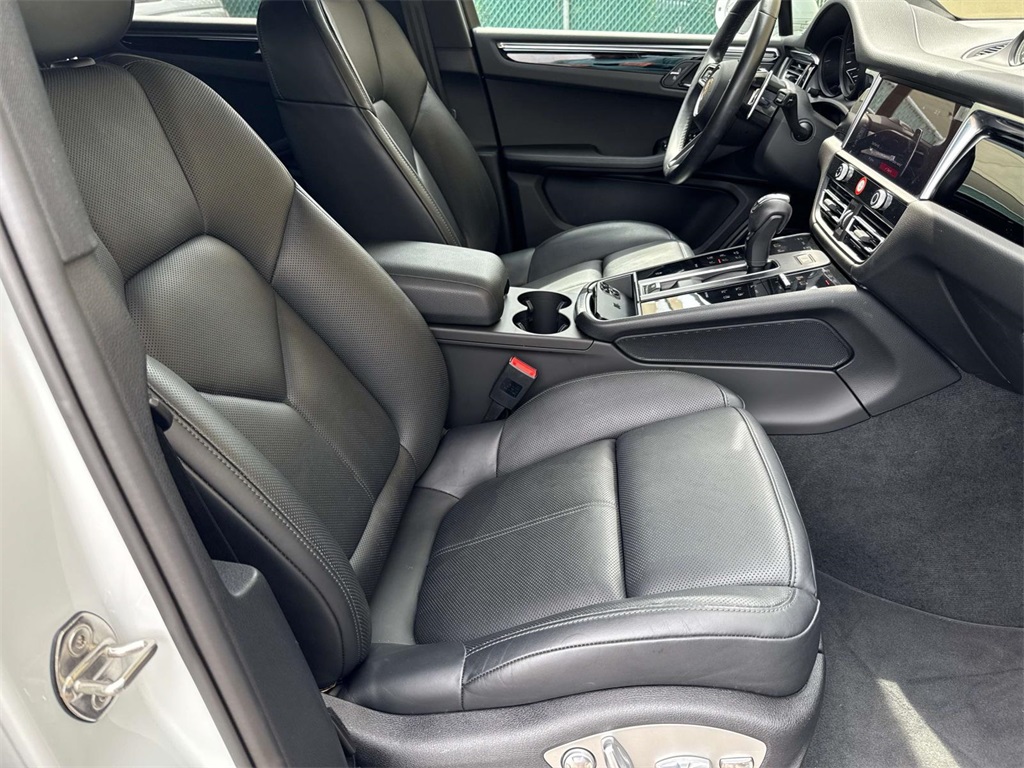 2024 Porsche Macan T photo 16