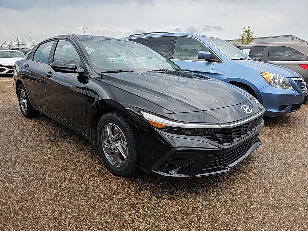 2024 Hyundai Elantra SE photo 3