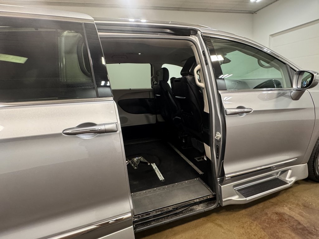 2018 Chrysler Pacifica Limited photo 15