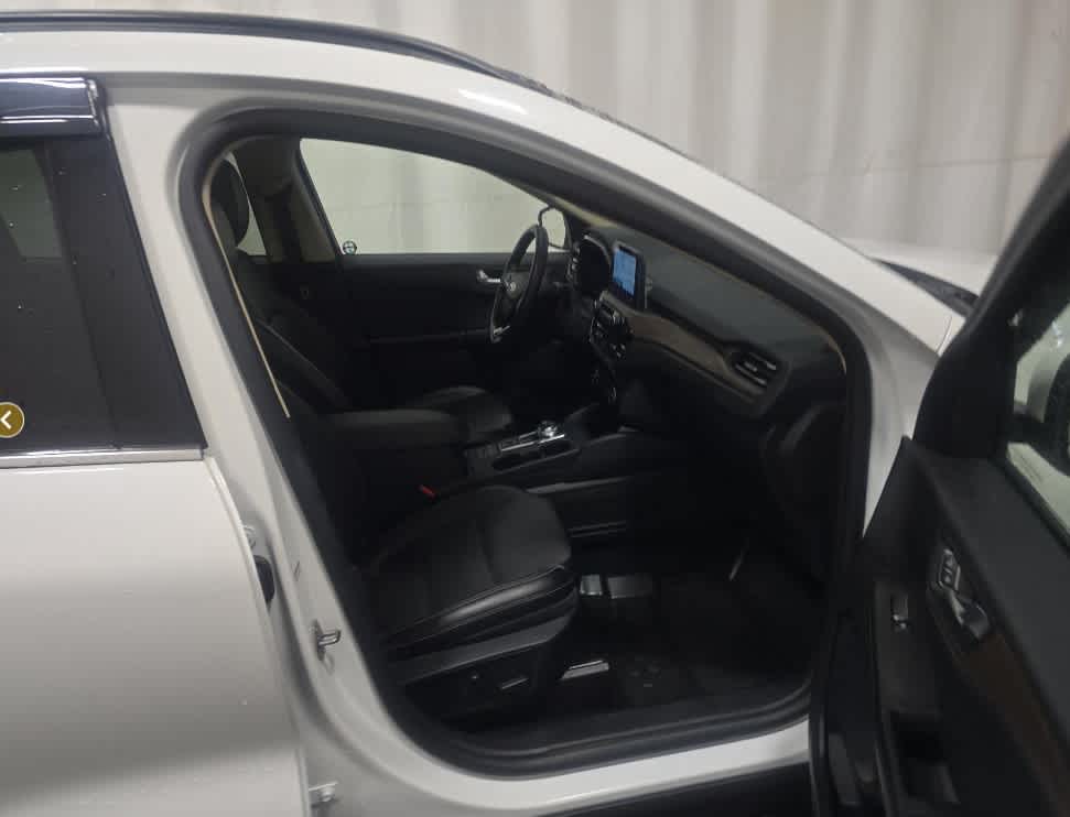2020 Ford Escape Titanium Hybrid photo 3