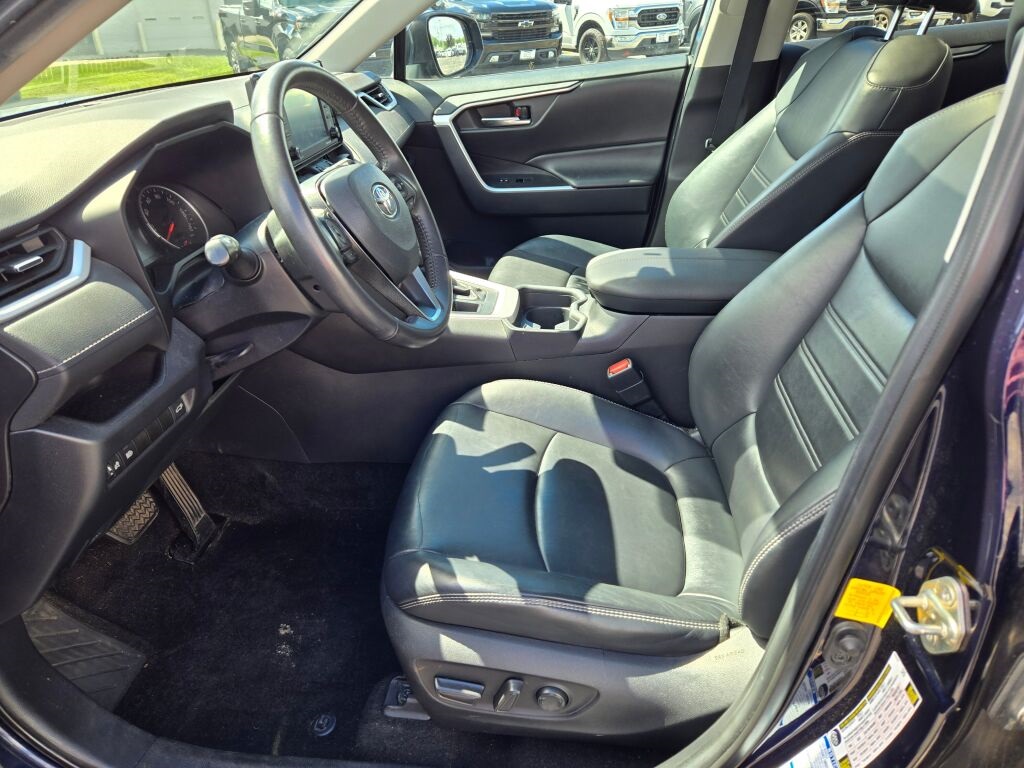 2020 Toyota RAV4 XLE Premium photo 16