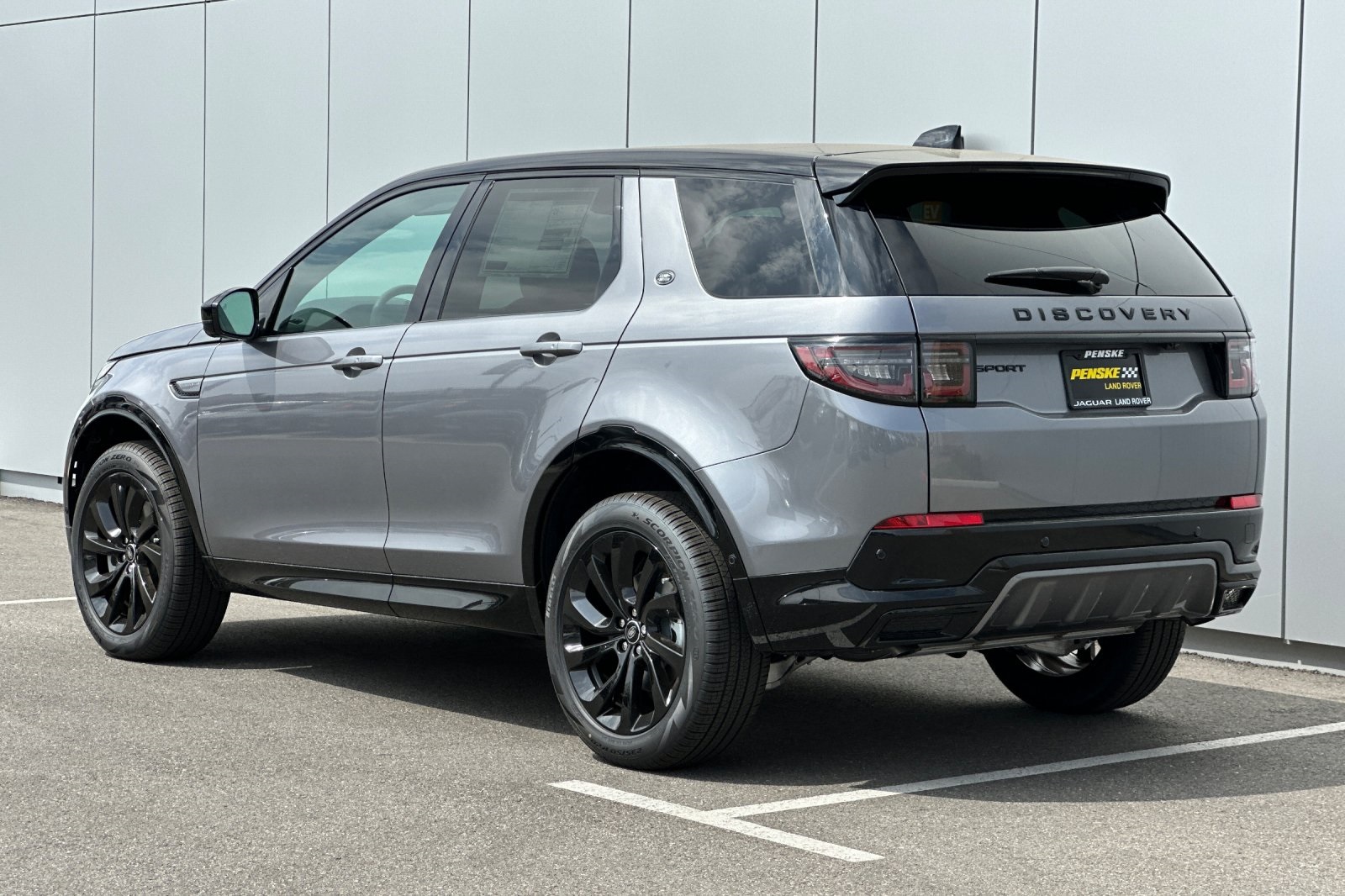 2025 Land Rover Discovery Sport SE photo 2