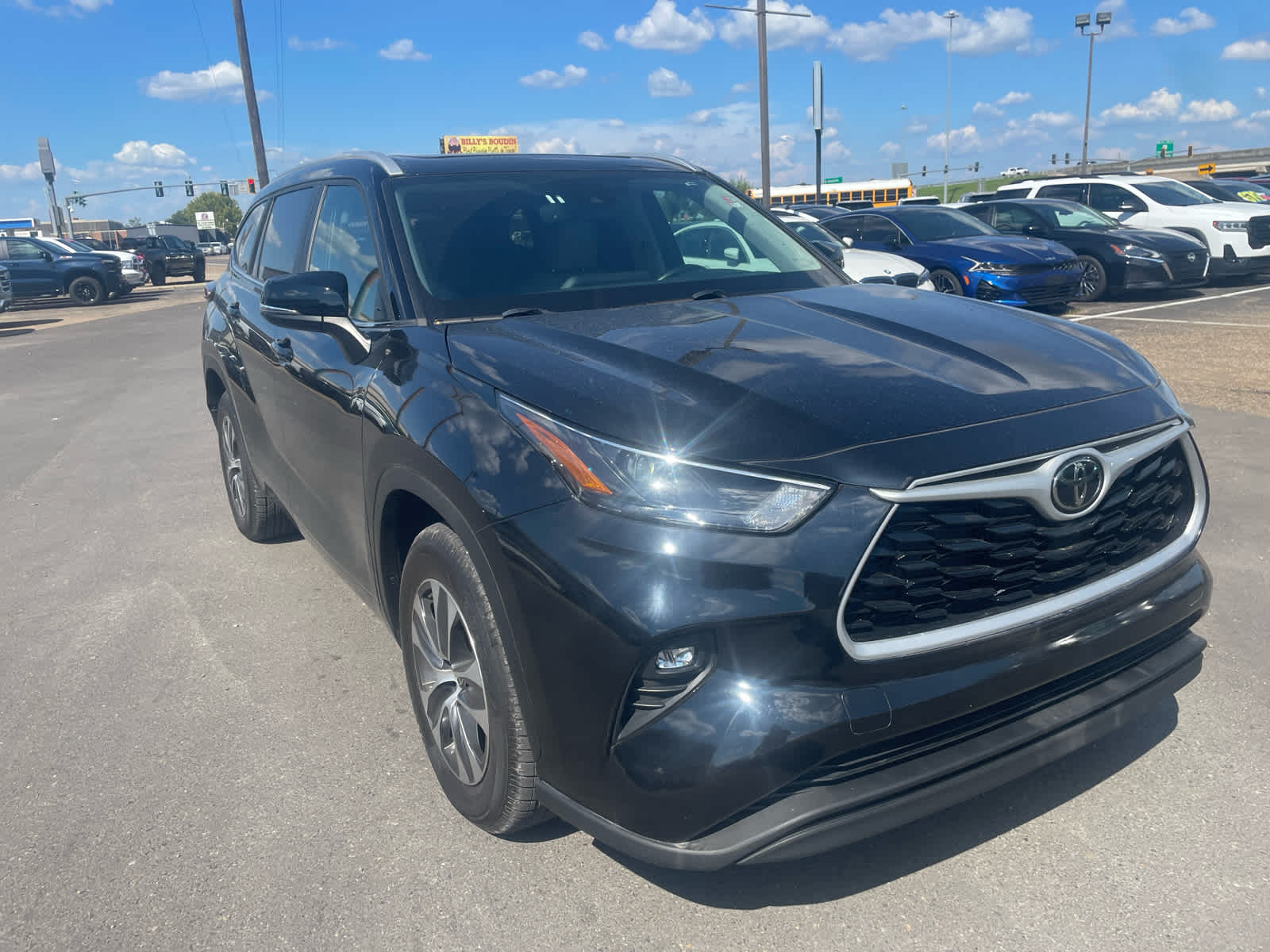 2024 Toyota Highlander LE's photo