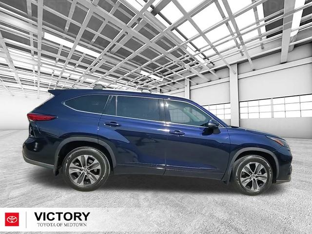 2022 Toyota Highlander XLE photo 2
