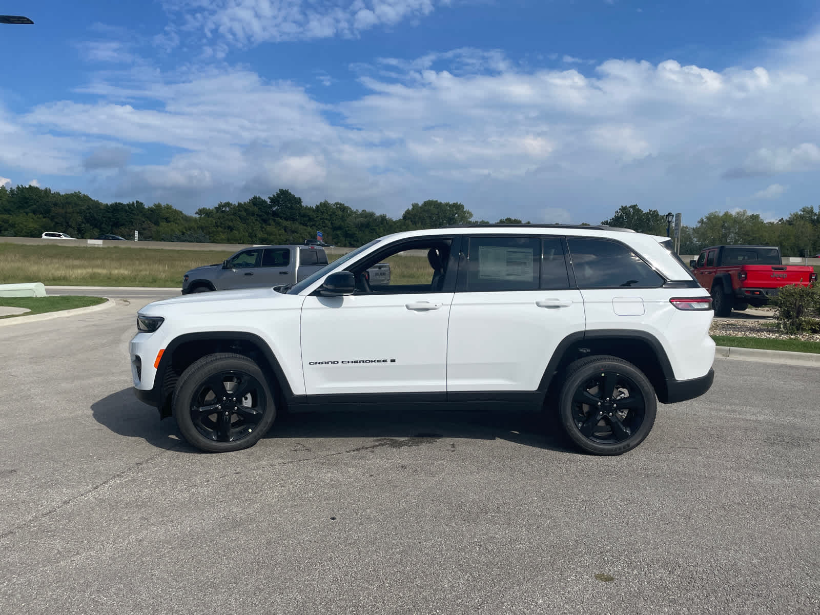 2025 Jeep Grand Cherokee Laredo photo 3