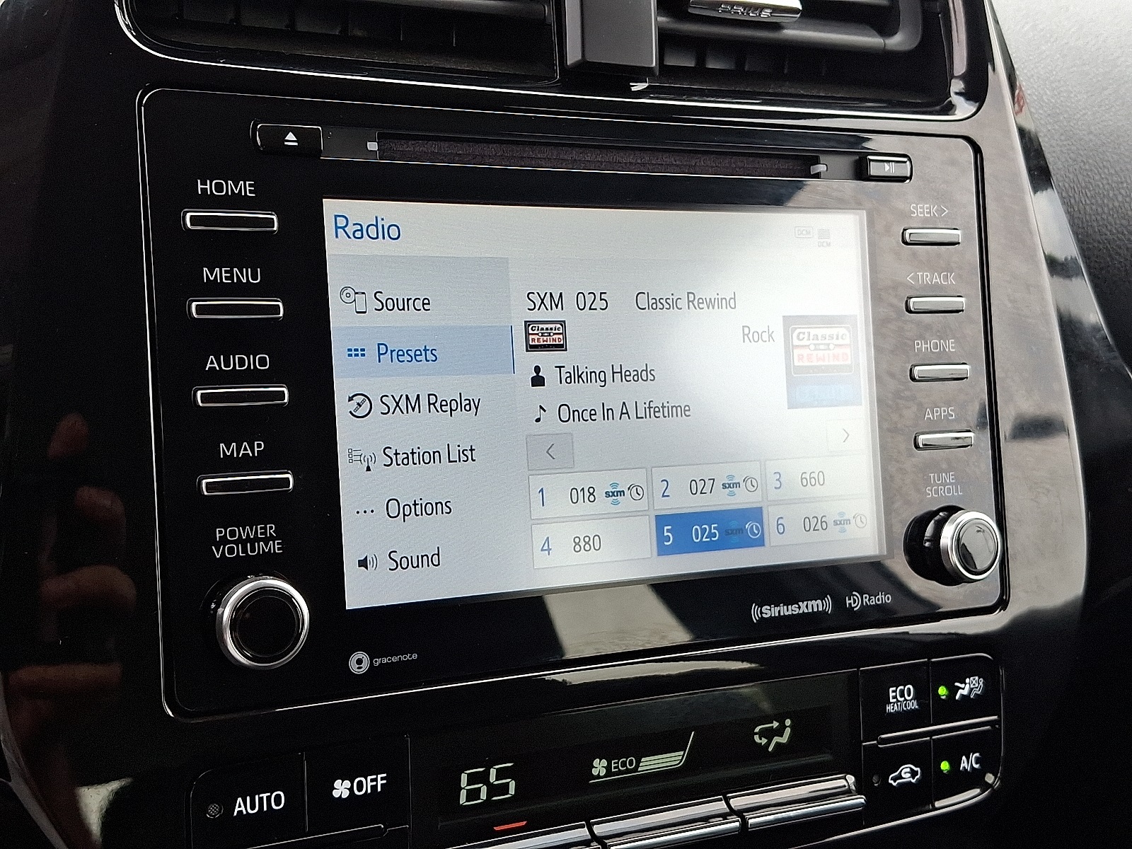 2022 Toyota Prius Prime LE photo 16