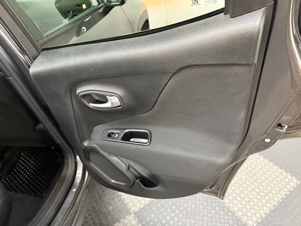 2020 Jeep Renegade Latitude photo 34