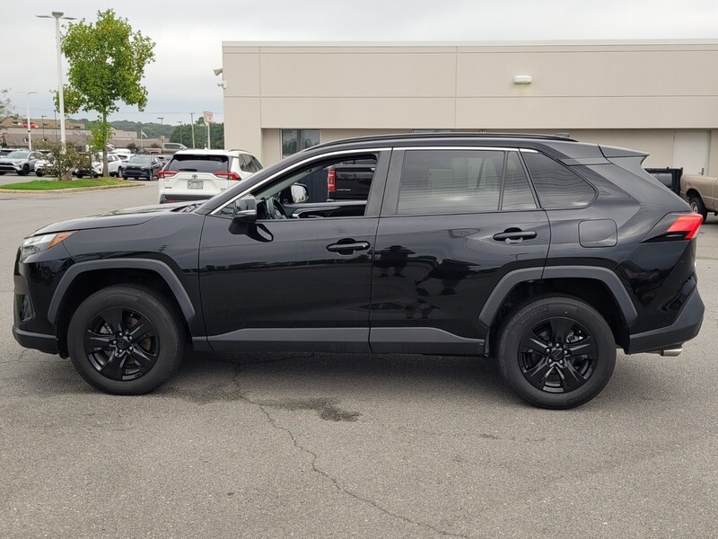 2022 Toyota RAV4 XLE photo 4