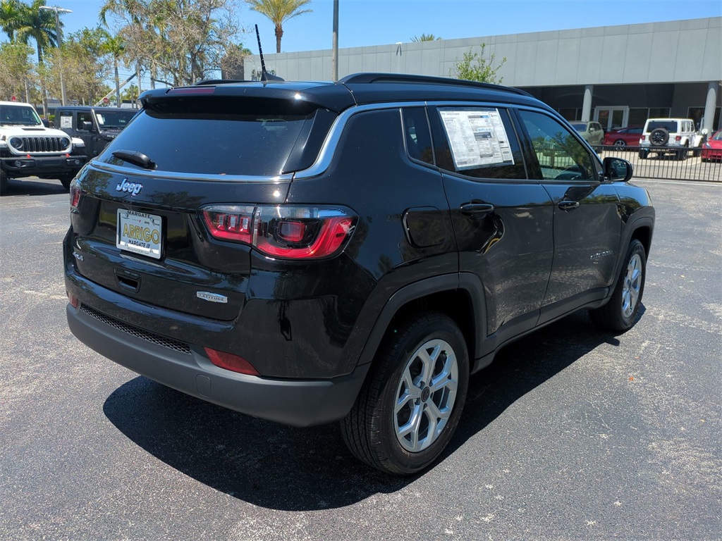 2025 Jeep Compass Latitude photo 3