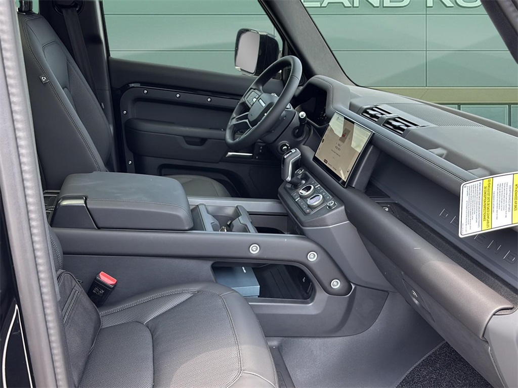 2025 Land Rover Defender 110 X-Dynamic SE photo 2