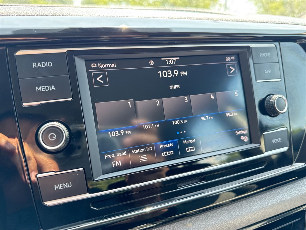 2022 Volkswagen Taos S photo 16
