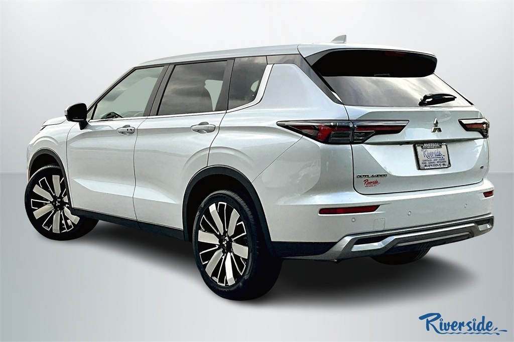 2025 Mitsubishi Outlander SE photo 3