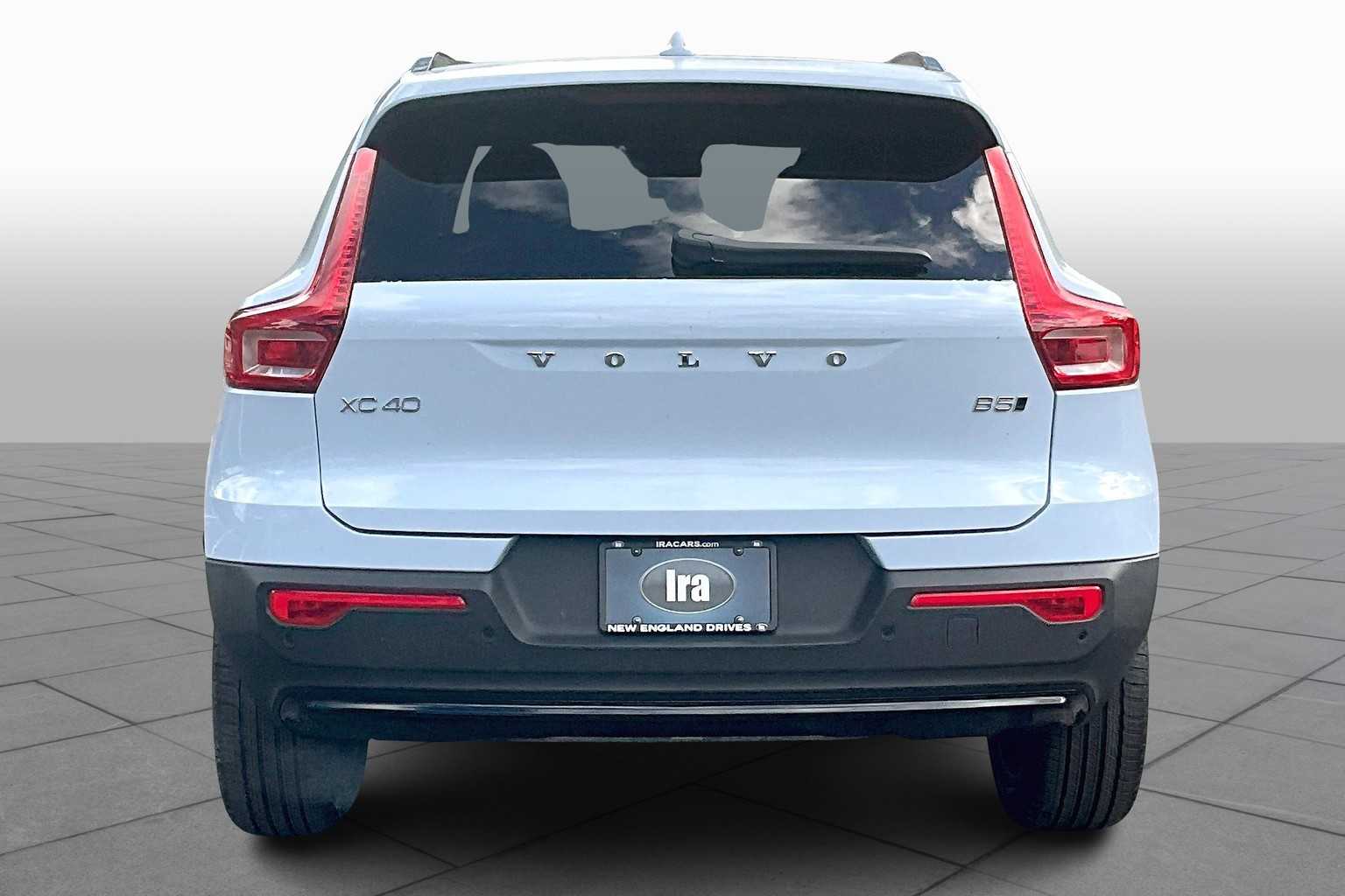 2026 Volvo XC40 Plus photo 4