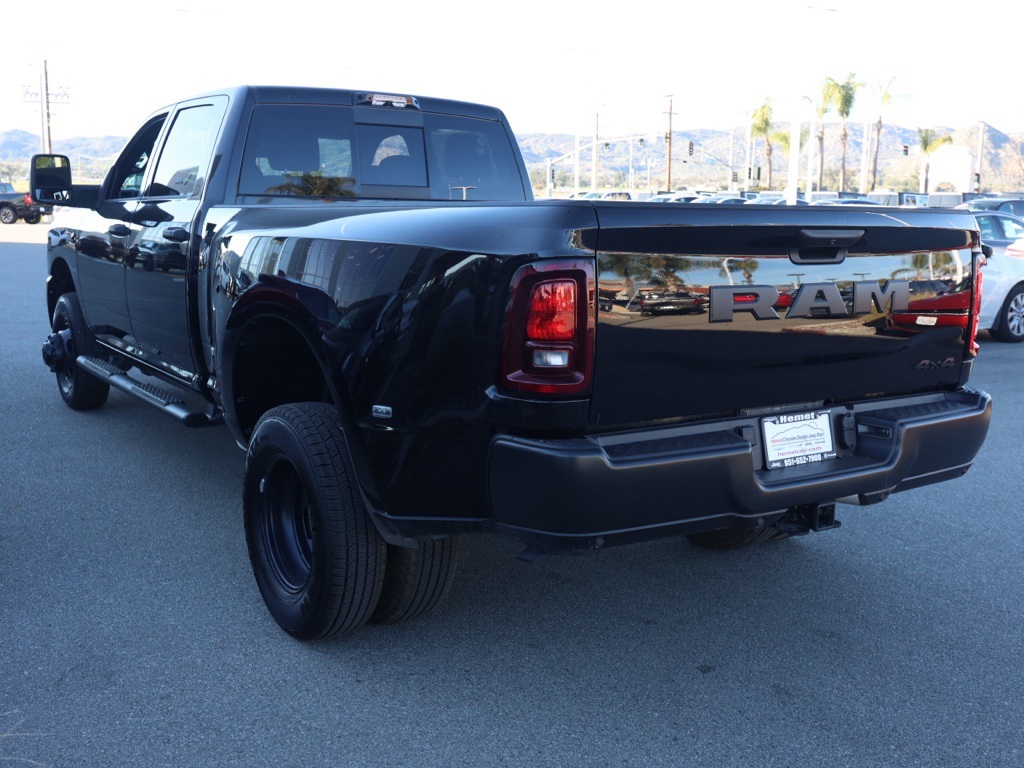 New 2026 Diamond Black Crystal Pearl-Coat Exterior Paint RAM Tradesman image 5