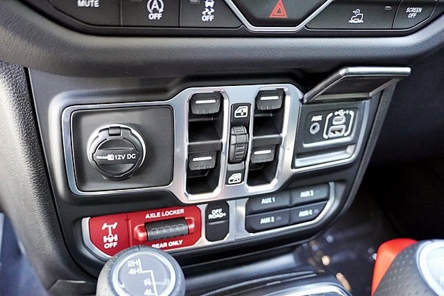 New 2025 Bright White Clear-Coat Exterior Paint Jeep Mojave image 35