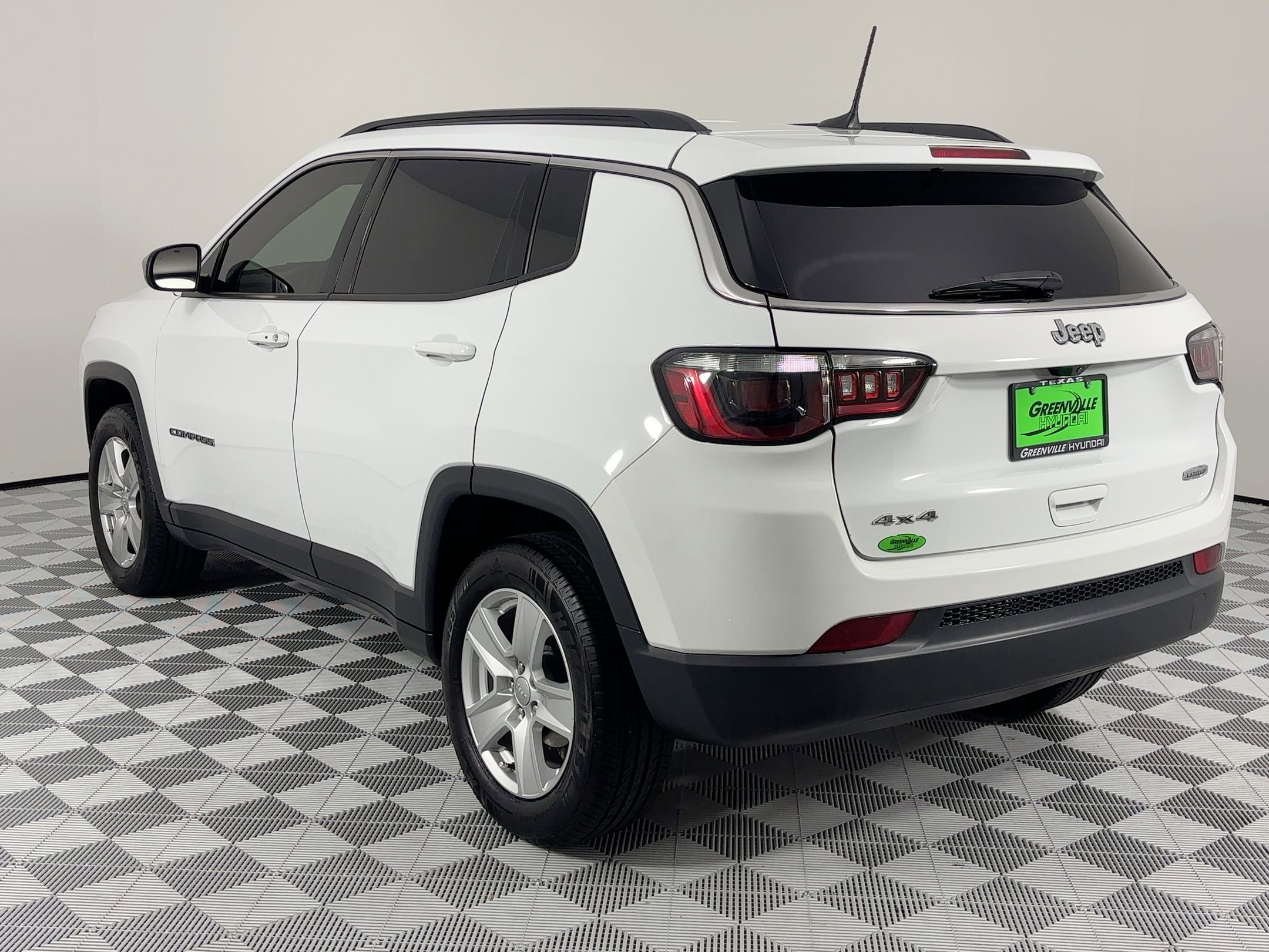 2022 Jeep Compass Latitude photo 2