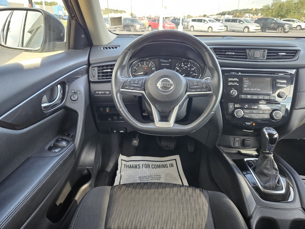 2017 Nissan Rogue SV photo 17