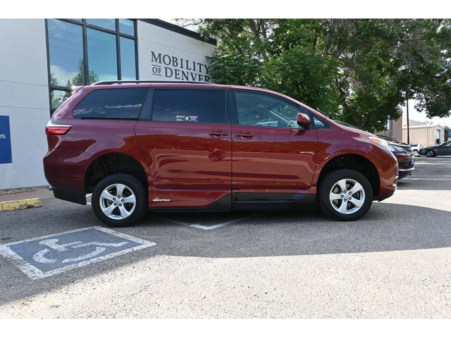 2015 Toyota Sienna LE photo 5