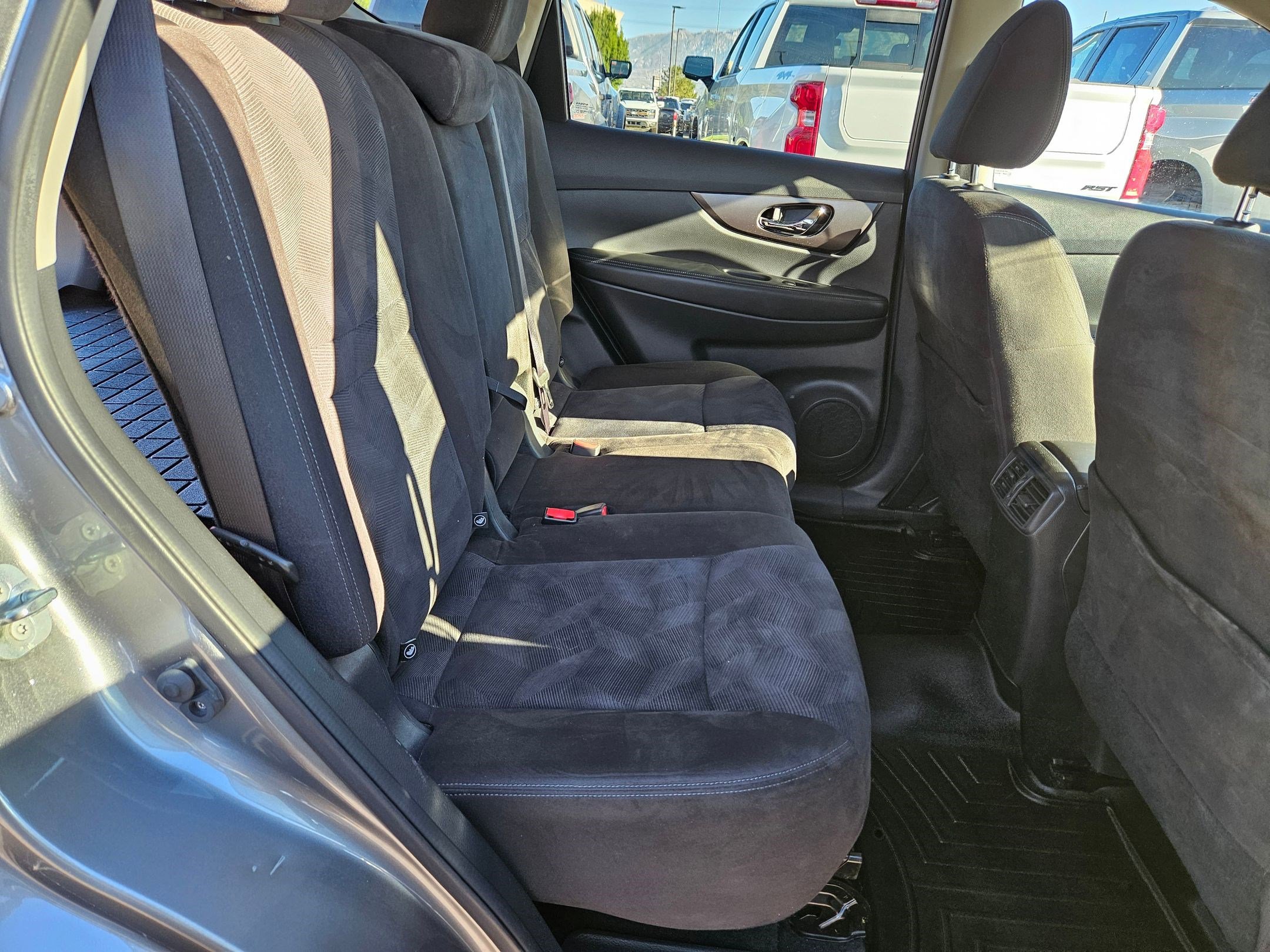 2015 Nissan Rogue SV photo 30