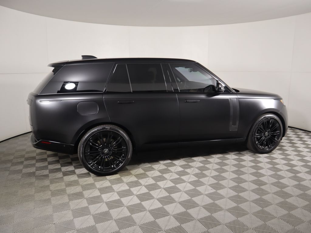 2025 Land Rover Range Rover SE photo 3