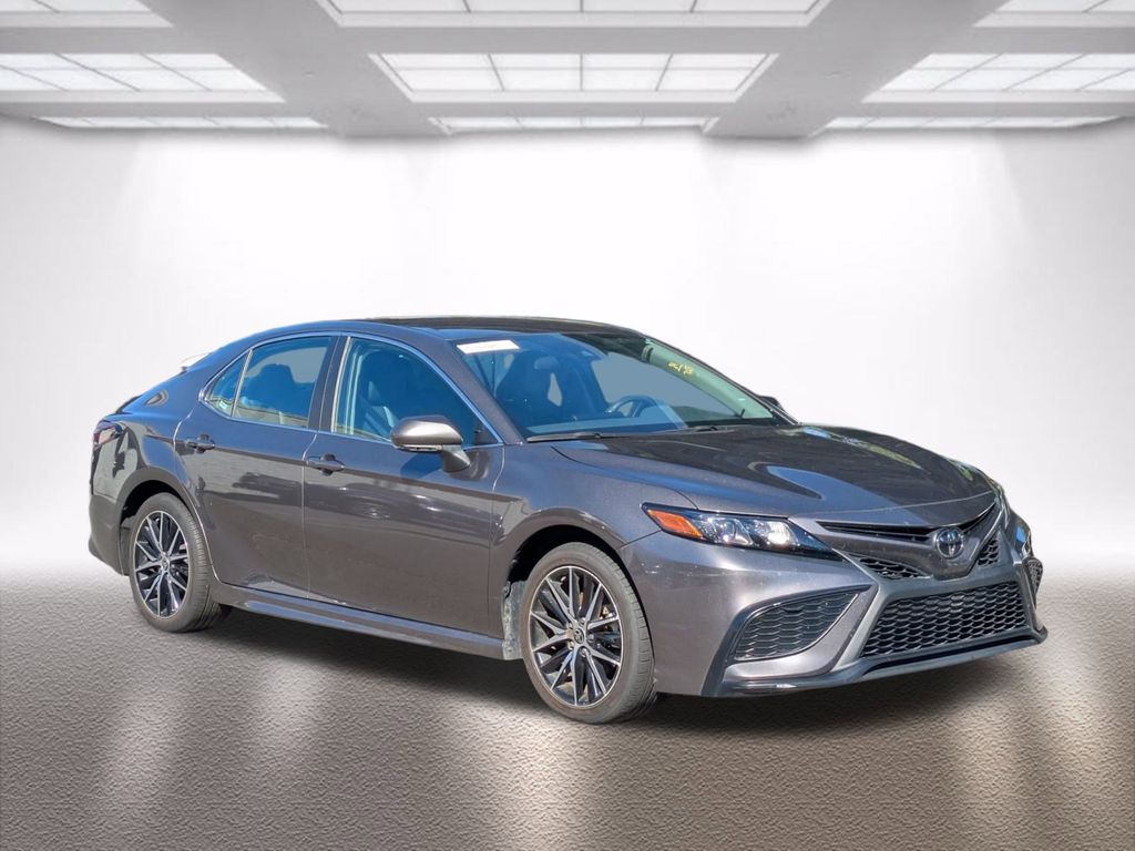 2024 Toyota Camry SE's photo