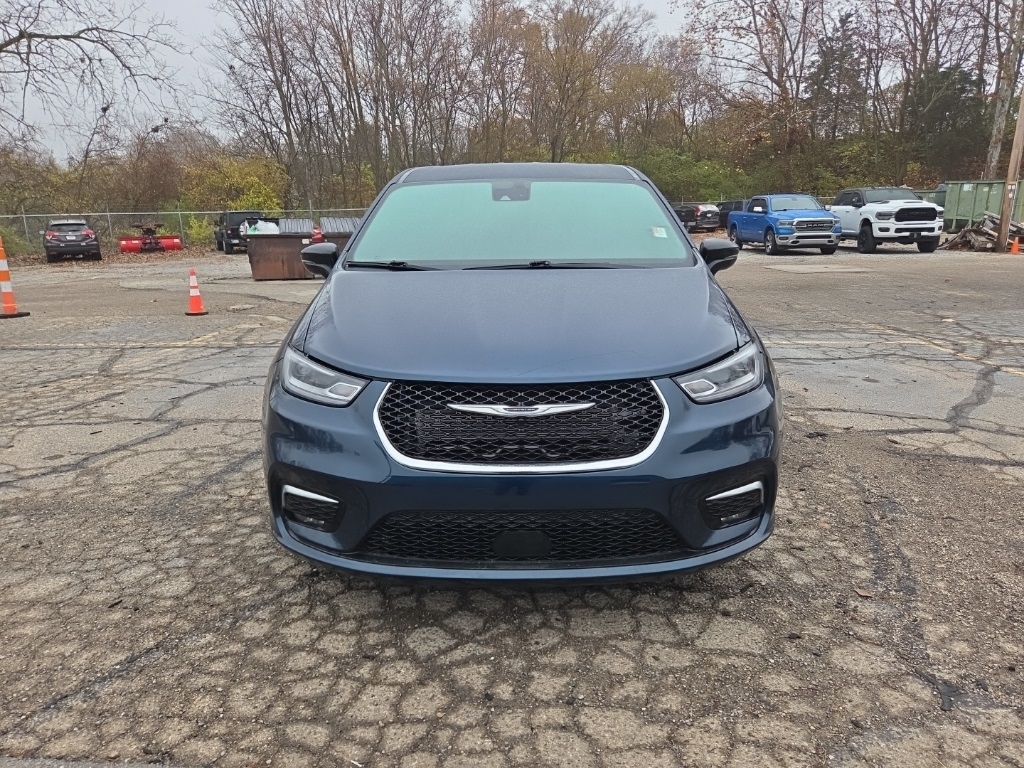 2025 Chrysler Pacifica photo 2