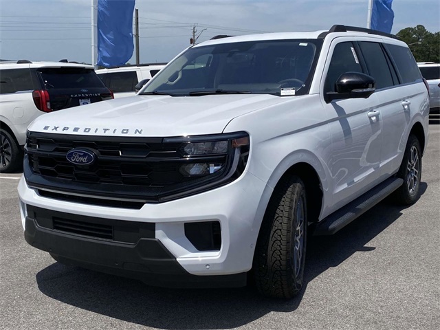 2025 Ford Expedition photo 3