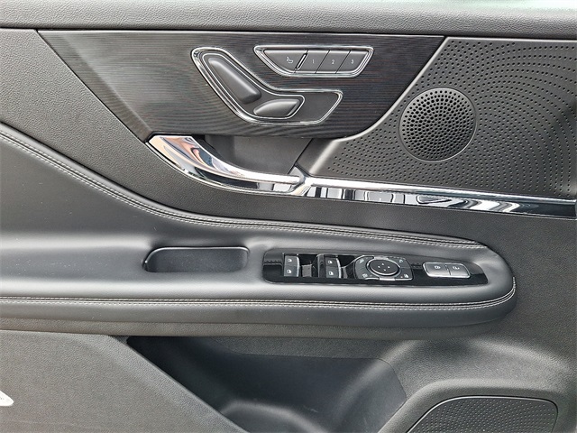 2023 Lincoln Corsair Standard photo 10