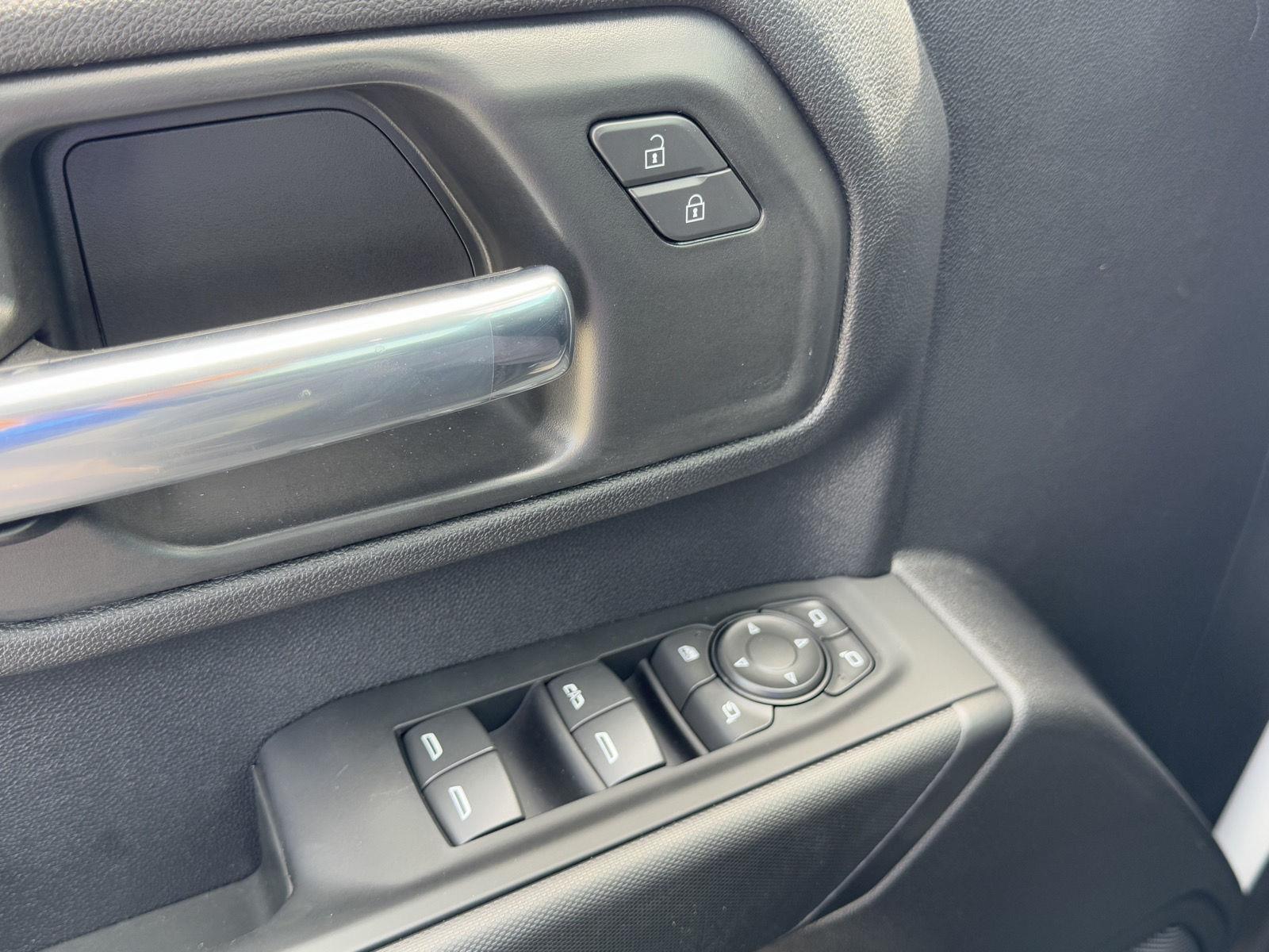 2025 Chevrolet Silverado 2500HD Custom photo 9