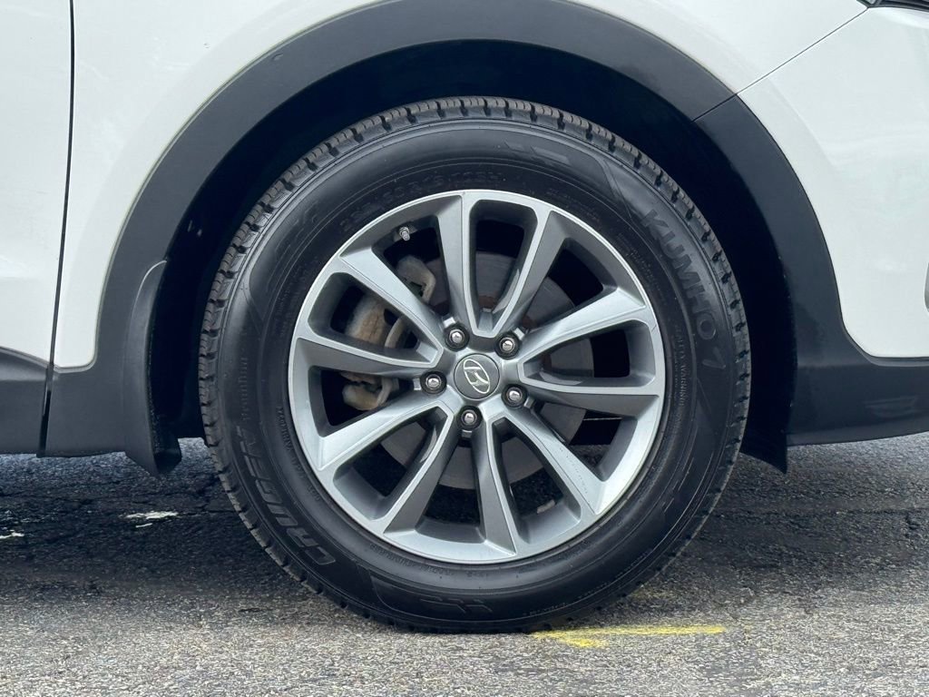2017 Hyundai Santa Fe SE photo 2
