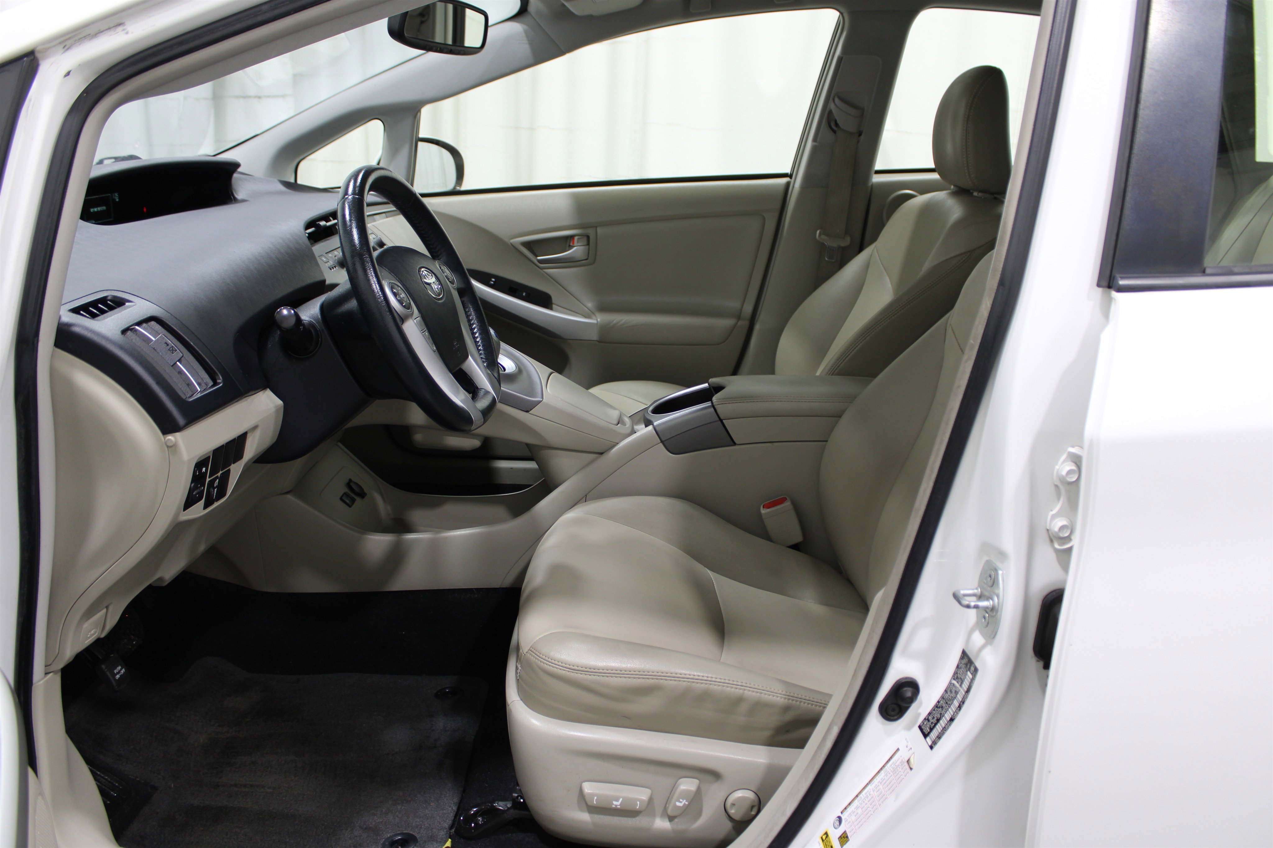 2014 Toyota Prius Four photo 3