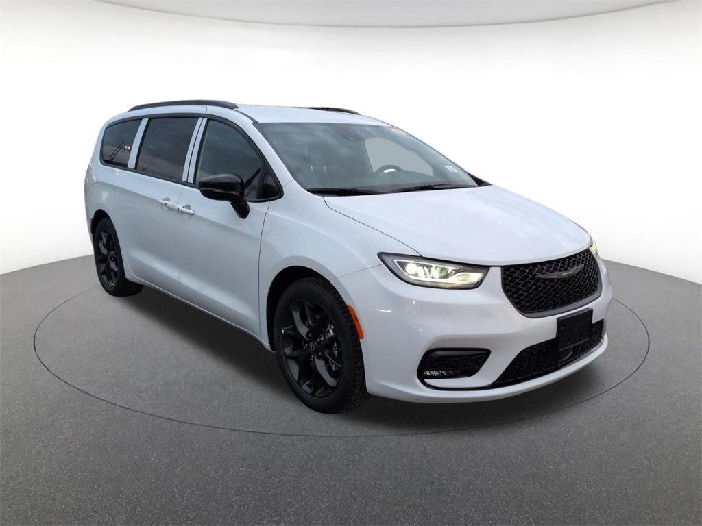 2026 Chrysler Pacifica Select's photo