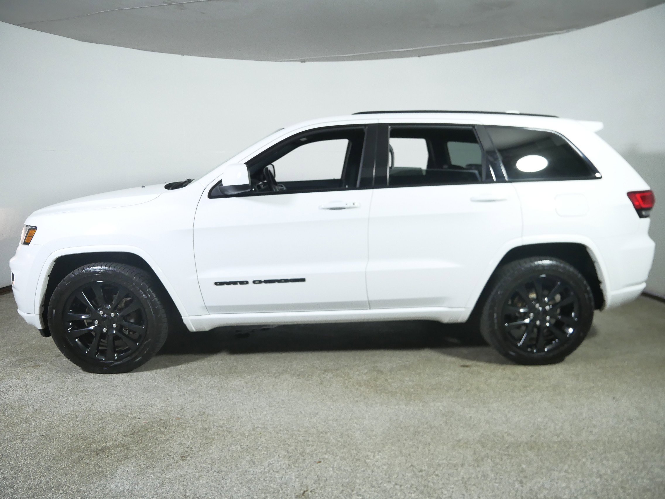2017 Jeep Grand Cherokee Altitude photo 3