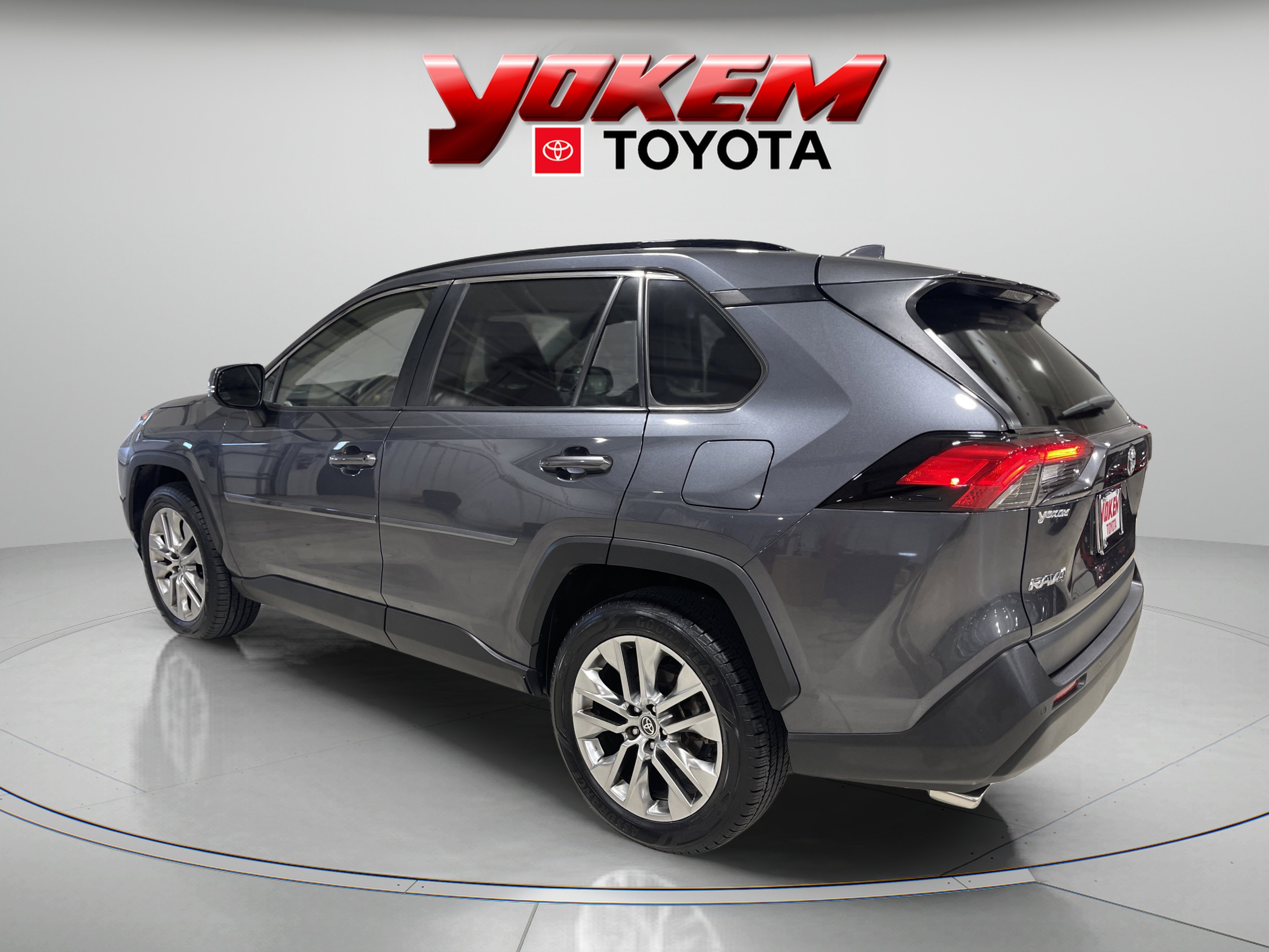 2020 Toyota RAV4 XLE Premium photo 2