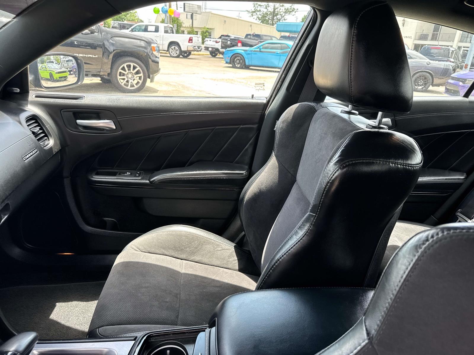 2022 Dodge Charger R/T photo 15