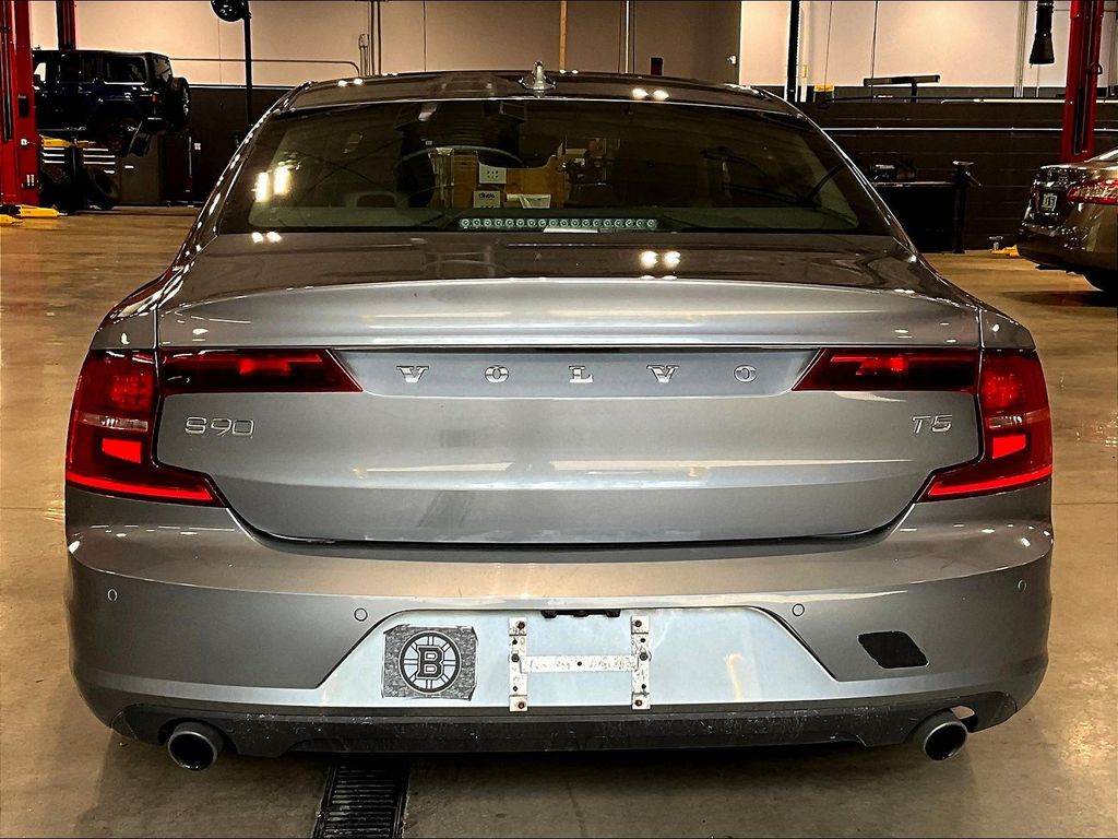 2018 Volvo S90 T5 Momentum photo 5