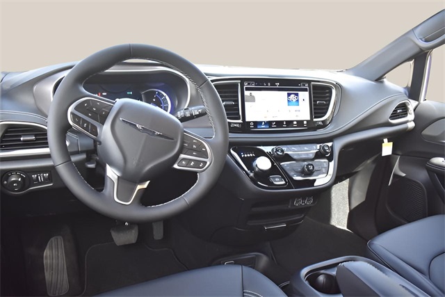 2025 Chrysler Pacifica Hybrid photo 13