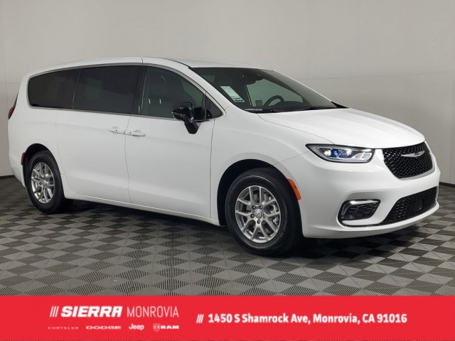 2026 Chrysler Pacifica Select's photo