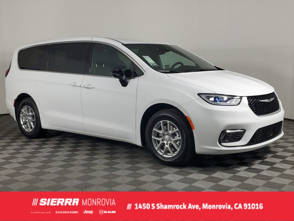 2026 Chrysler Pacifica Select's photo