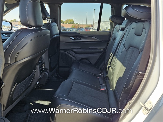 2025 Jeep Grand Cherokee Laredo Altitude photo 4