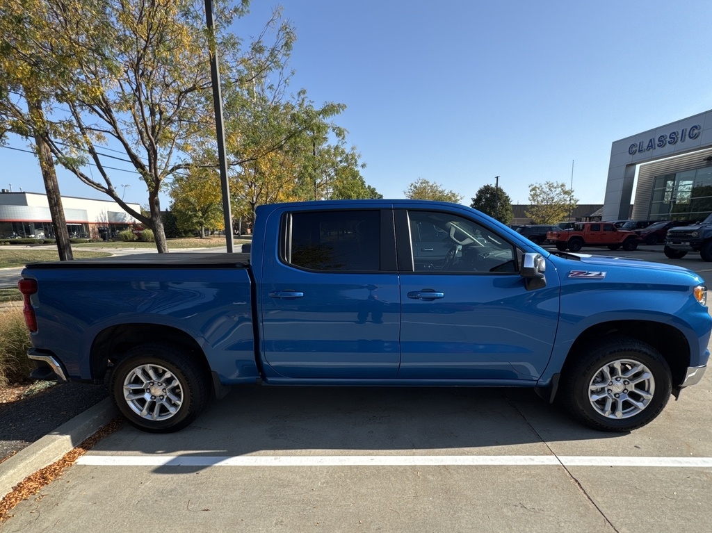 2022 Chevrolet Silverado 1500 LT photo 2